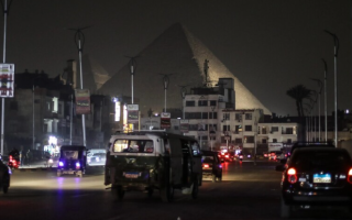 埃及提前关闭商店以节省电力