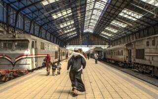 Египетская железнодорожная администрация приказала машинистам поездов снизить скорость из-за высоких температур