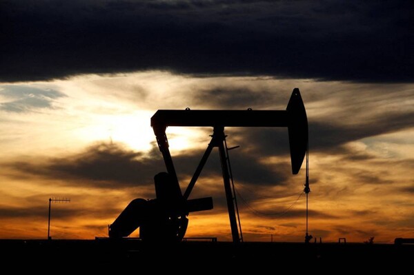 Цены на нефть снижаются после начала переговоров о перемирии, смягчая беспокойства о конфликте на Ближнем Востоке