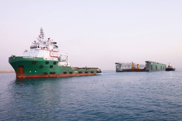 Успешное прохождение плавучего дока через Суэцкий канал