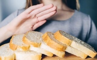 Египетская женщина привлекает внимание и помогает другим с расстройствами пищеварения