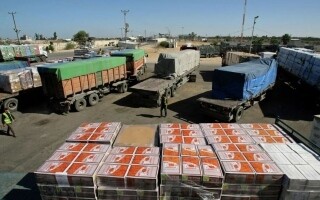 Египет отправляет гуманитарные грузовики с помощью в Газу