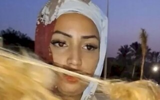 Муж изрезал волосы жены на улице из-за TikTok